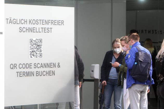 Coronavirus in Hessen, Testzentrum in Fußgängerzone und Einkaufsstraße Zeil in Frankfurt