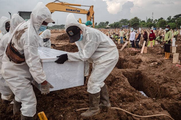 Coronavirus in Indonesien, Massenbegräbnis von Covid-Opfern auf Friedhof in Jakarta