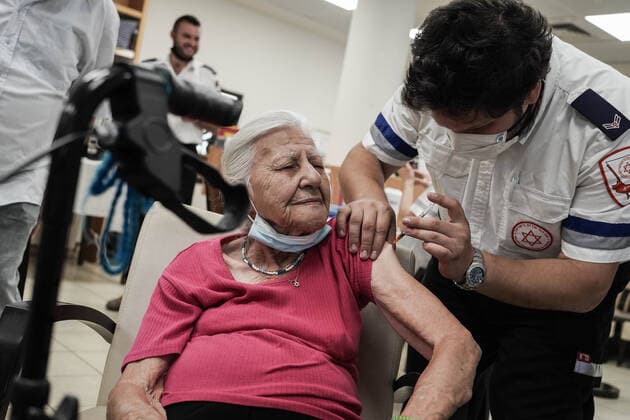 Coronavirus in Israel, Senioren erhalten dritte Impfung in Jerusalem