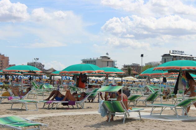 Coronavirus in Italien, Badegäste am Strand von Rimini