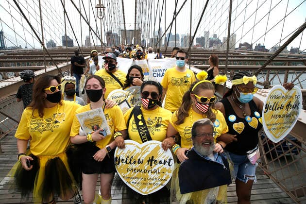 Coronavirus in den USA, Covid-March to Remember über die Brooklyn Bridge in New York City