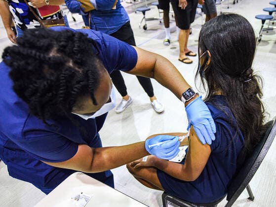 Coronavirus in den USA, Impfung in High School in Longwood Florida