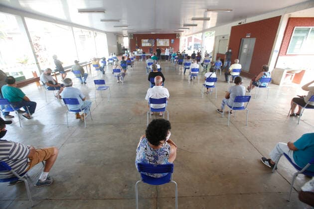 Coronavirus in Brasilien, Senioren erhalten dritte Impfung in Serrana