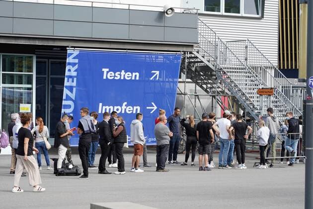 Coronavirus in der Schweiz, Andrang vor Testzentrum Impfzentrum in Luzern