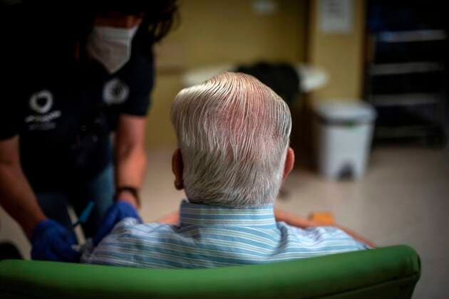 Coronavirus in Spanien, Senioren erhalten dritte Impfung in Arnoia, Galicia