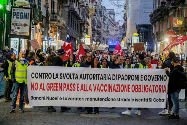 Coronavirus in Italien, Studentenproteste in Neapel gegen den Grünen Pass