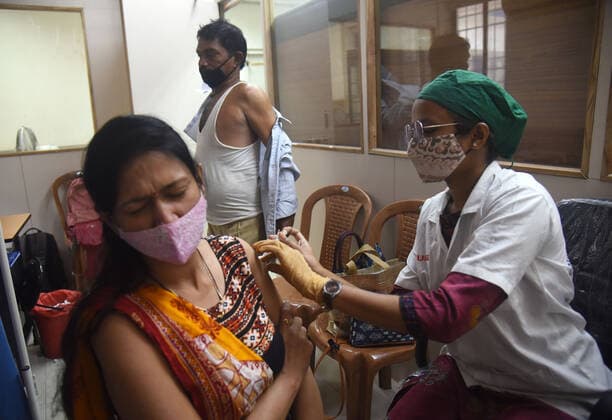 Coronavirus in Indien, Impfungen und Testdurchführung in Mumbai