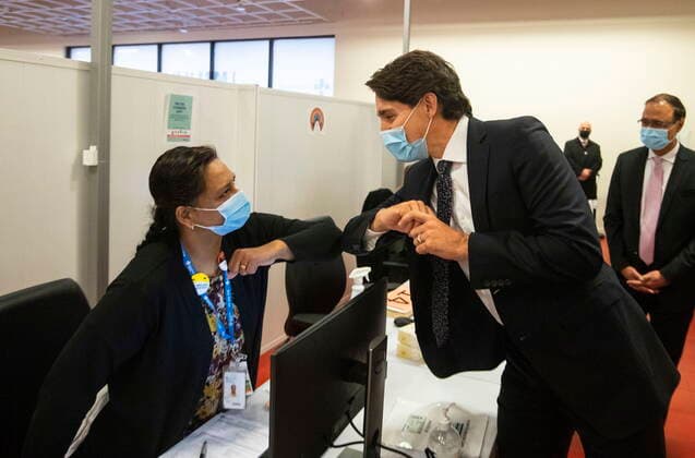 Coronavirus in Kanada, Justin Trudeau besucht Impfzentrum in Edmonton