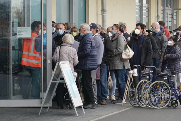 Coronavirus in Hessen, Warteschlange vor dem Impfzentrum in Groß-Gerau