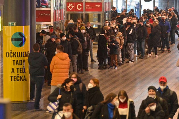 Coronavirus in Tschechien, großer Andrang an einem Impfzentrum in Prag