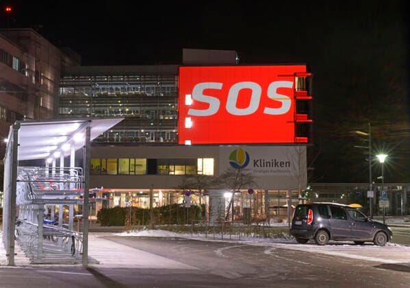 Coronavirus in Deutschland, Fassaden-Projektionen an Klinikum Kaufbeuren in Bayern