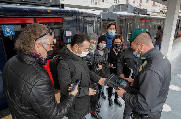 Coronavirus in Italien, Polizei kontrolliert Grünen Pass in Neapel