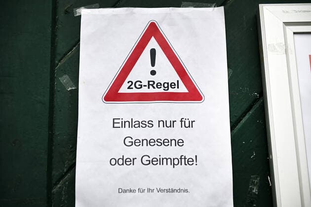 Coronavirus in Hamburg, Schilder weisen auf die 2G-Regel hin