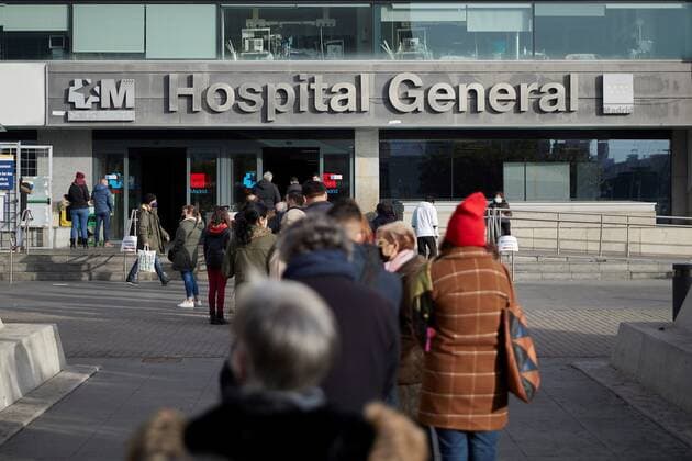 Coronavirus in Spanien, Warteschlange vor Testzentrum in Krankenhaus in Madrid
