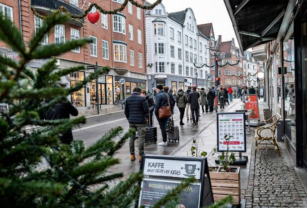 Coronavirus in Dänemark, Warteschlange vor einer Teststelle in Aalborg