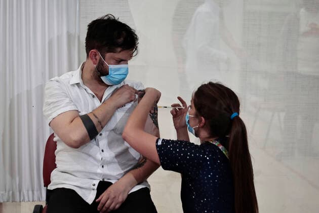 Coronavirus in Chile, Präsident Gabriel Boric erhält seine Auffrischimpfung in Santiago