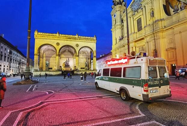 Coronavirus in Deutschland, Polizeipräsenz auf dem Odeonsplatz in München