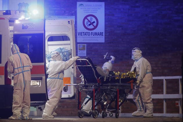 Coronavirus in Italien, Krankenwagen vor dem am Cotugno Krankenhaus in Neapel