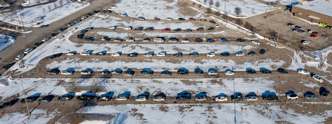 Coronavirus in den USA, Auto-Warteschlange an Drive-In-Teststation in Sterling Heights, Michigan