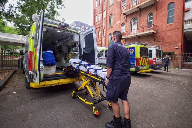 Coronavirus in Australien, Krankenwagen vor einem Krankenhaus in Melbourne