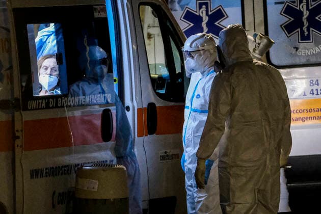 Coronavirus in Italien, Behandlungen vor dem Cotugno Krankenhaus in Neapel