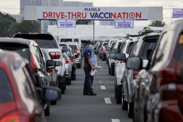 Coronavirus in den Philippinen, Schlangen für Impfungen in Manila