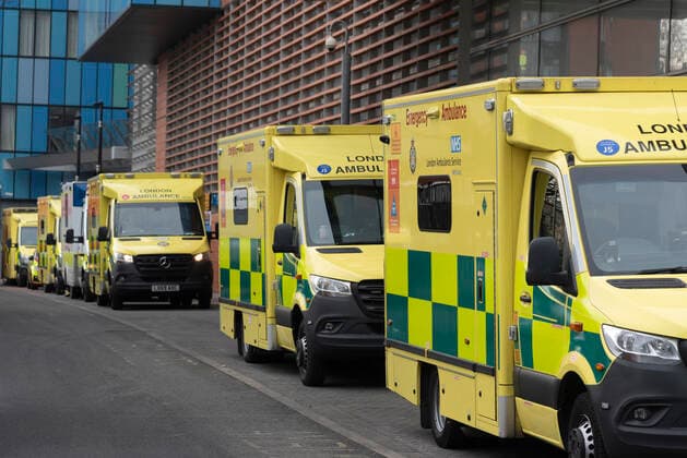 Coronavirus in Großbritannien, Krankenwagen vor dem Royal London Hospital