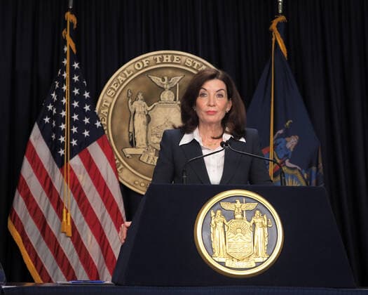 Coronavirus in den USA, Gouverneurin Kathy Hochul Pressekonferenz in New York City