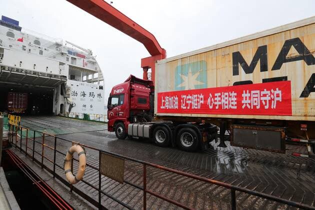 Coronavirus in China, LKW werden in Shenyang mit Lebensmitteln für Shanghai beladen