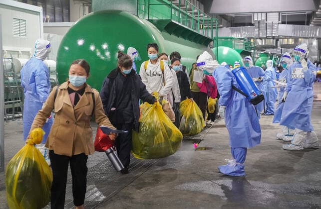 Coronavirus in China, Erste Patienten werden aus Krankenhaus im NECC in Shanghai entlassen