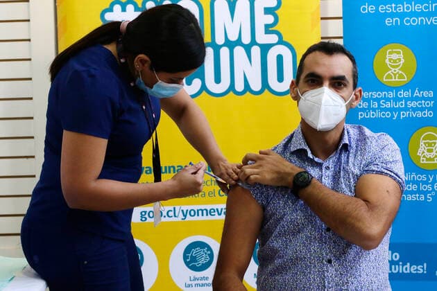 Coronavirus in Chile, Cristobal Cuadrado lässt sich in Santiago die vierte Impfdosis verabreichen