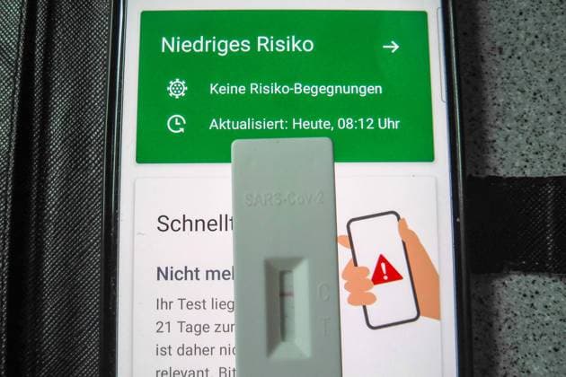 Für die Corona-Warn-App reicht nun ein Selbsttest - Symbolbilder