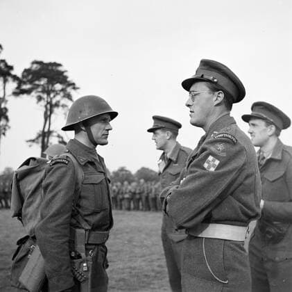 IMAGO Willem van de Poll Archiv, Royals, Prinz Bernhard bei Truppenbesuch in Großbritannien 1940
