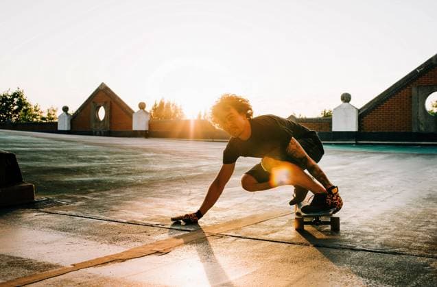 Skateboarding im Sonnenuntergang