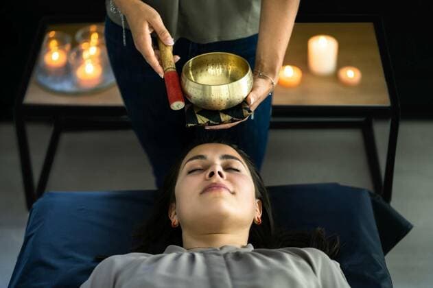 IMAGO Creative, Wellness, Fitness und Gesundheit - Klangschalenzeremonie