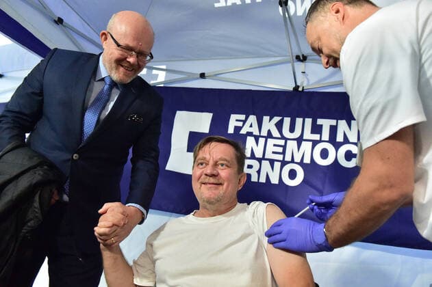 Coronavirus in Tschechien, Gesundheitsminister Vlastimil Valek Impfkampagne mit Petr Ctvrnicek in Brno