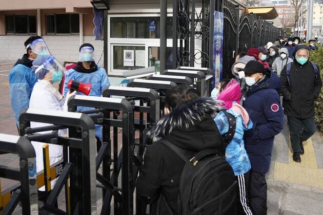Coronavirus in China, Einheimische stehen Schlange an einer Teststation in Peking