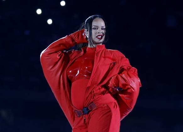Schwangerschaftsgerüchte um Rihanna nach Half Time Show bei NFL Super Bowl LVII
