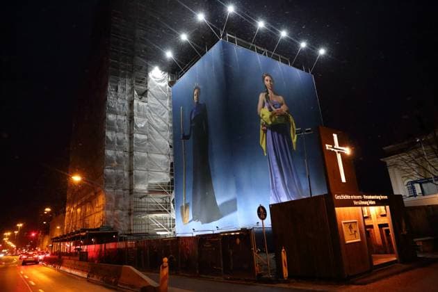 Porträtfotos ukrainischer Flüchtlingsfrauen hängen an der Baustelle der Garnisonkirche in Potsdam