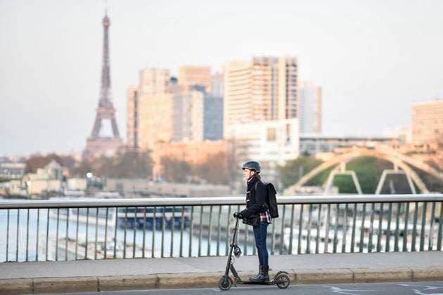 Paris führt Helmpflicht für E-Roller-Fahrer ein, Archivbilder