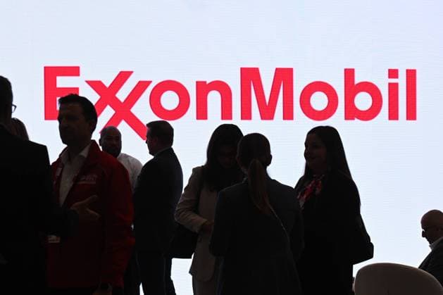 Exxon und Mobil Oil fusionieren zum weltgrößten Ölkonzern, 25. Jahrestag am 1. Dezember