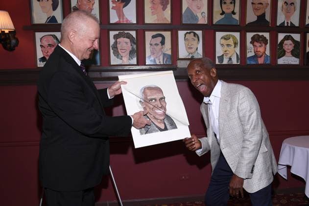 Dorian Harewood erhält Porträt Karikatur im Sardi s in New York