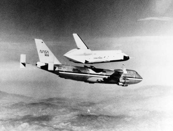 Prototyp des Space Shuttles der NASA vorgestellt und auf den Namen Enterprise getauft, 50. Jahrestag am 17. September