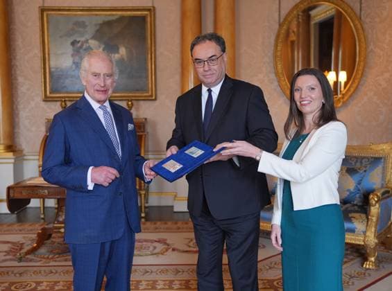 König Charles III. erhält im Buckingham Palace in London die ersten Banknoten mit seinem Porträt