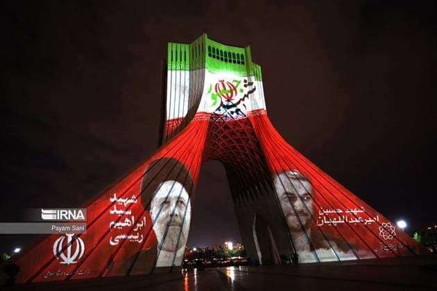 Iran, Konterfei von Präsident Raisi und Außenminister Amir-Abdollahian auf dem Azadi-Turm in Teheran