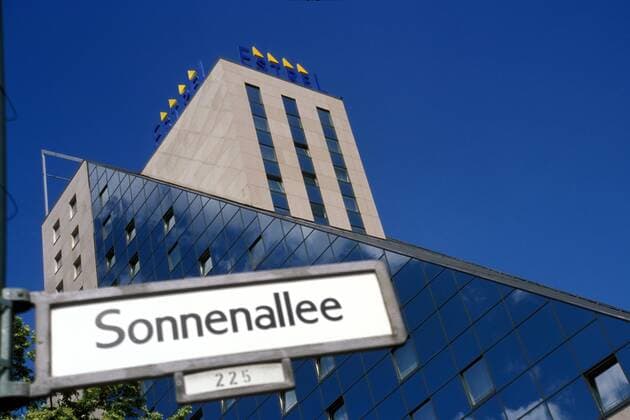 Coronavirus, Parkplatz vom Estrel-Hotel in Berlin-Neukölln wird Drive In Teststation