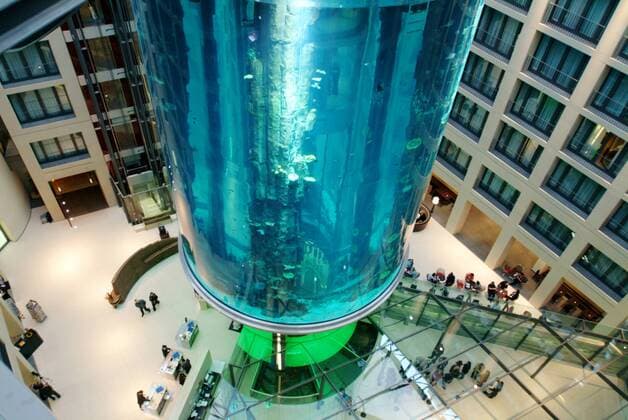Aquarium AquaDom im Berliner Hotel DomAquaree geplatzt - Archivbilder