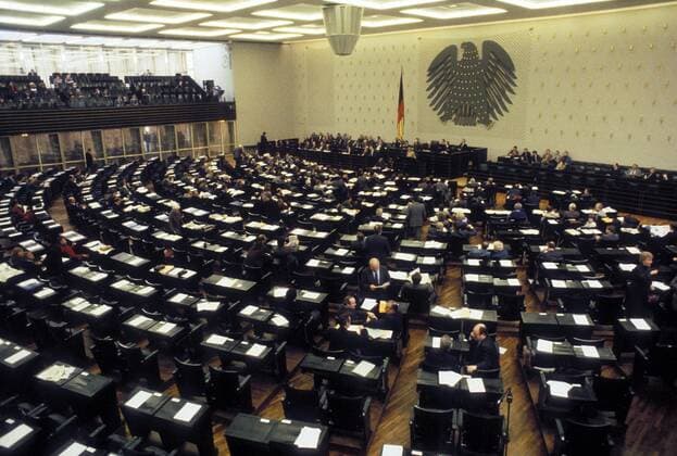 Der Bundestag billigt Aufstellung amerikanischer Mittelstreckenraketen, 40. Jahrestag am 22 November