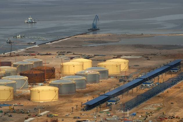 Ukraine hat russischen Exporthafen Ust-Luga an der Ostsee in Brand gesetzt, Archivbilder