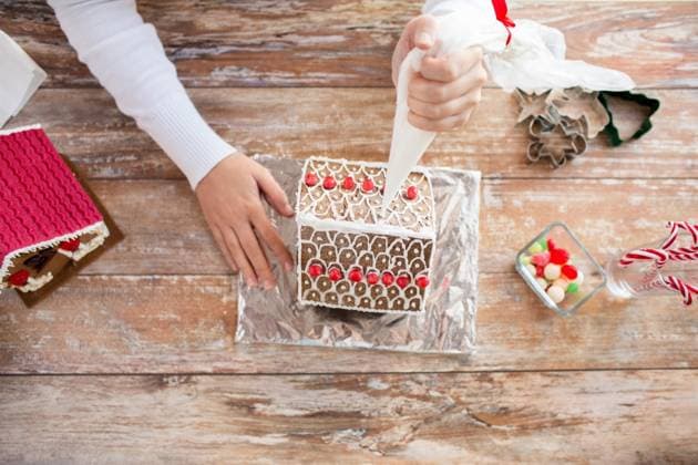 IMAGO Creative, Weihnachten, Lebkuchenhäuser dekorieren mit Kindern